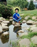 一个佛光普照的人。 一个佛光普照的人。