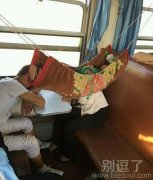 在火车上的一家三口。