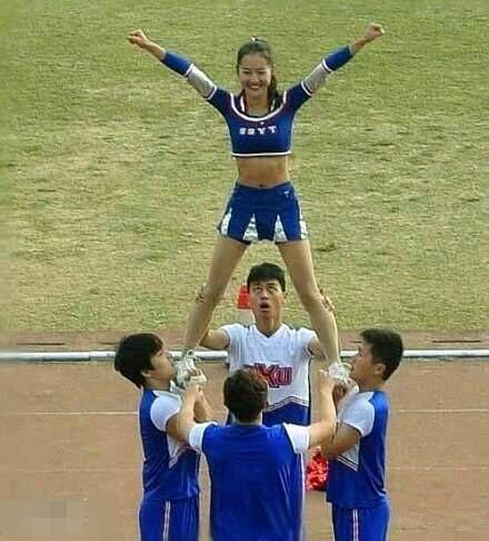 骚年眼睛都看直了
