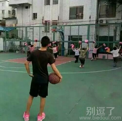 小伙子，你的球鞋已经出卖你了