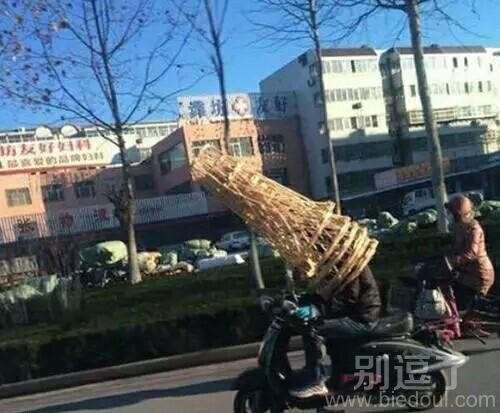 不知道这少年还看得清路么