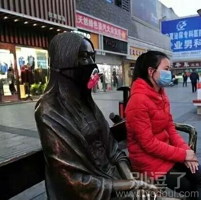 雾霾严重，给雕塑妹妹带上点