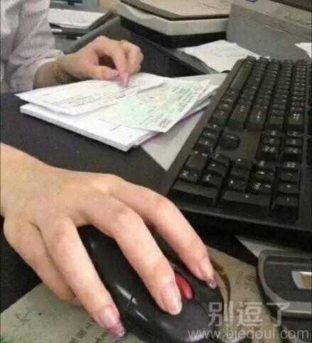看到妹纸这手，我好想知道了些什么