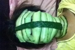 贴在脸上的黄瓜条。
