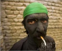 戴绿帽子的人。。
