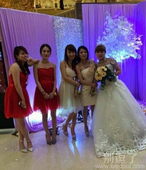 新娘和她的伴娘们。 新娘和她的伴娘们。