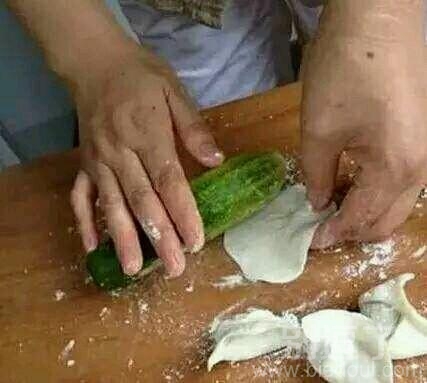 用黄瓜擀面的人。