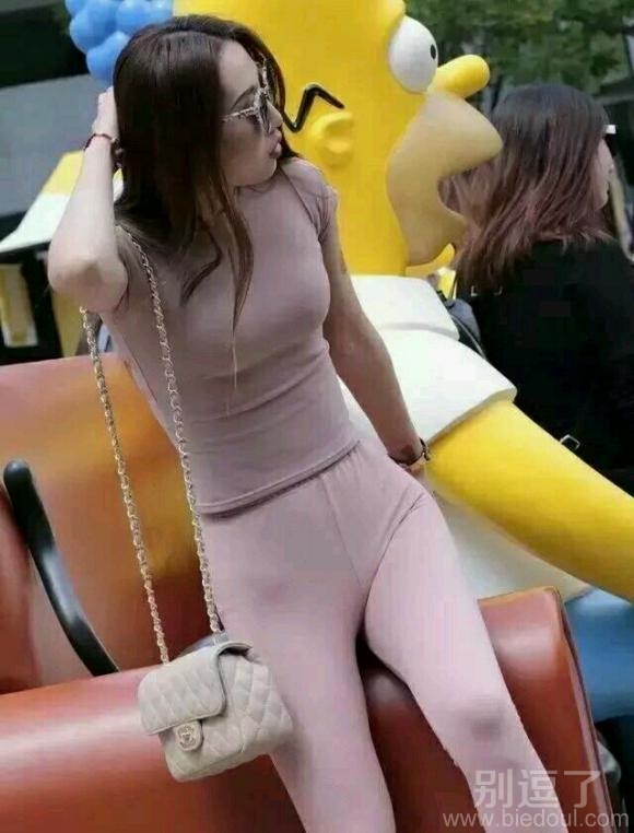 一个猥琐的妹子。