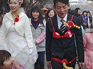 在婚礼上的新郎。