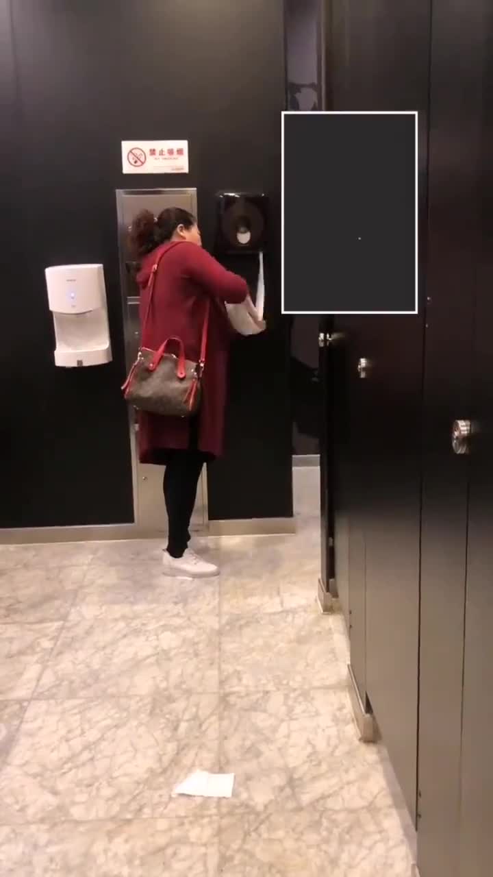 轻松一刻:大妈变身厕所叶问,竟是为了偷偷干这种事…… 轻松一刻:大妈变身厕所叶问,竟是为了偷偷干这种事……