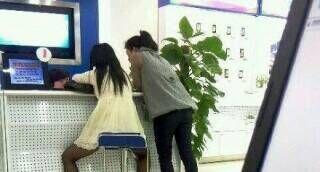 这姿势也是醉了。 这姿势也是醉了。