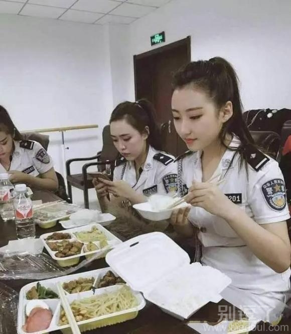 正在吃饭的美女警察。
