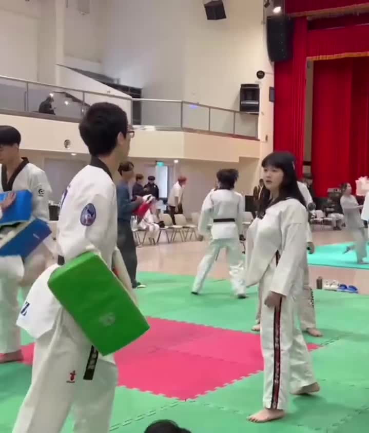 轻松一刻：女人只会影响我拔刀的速度！