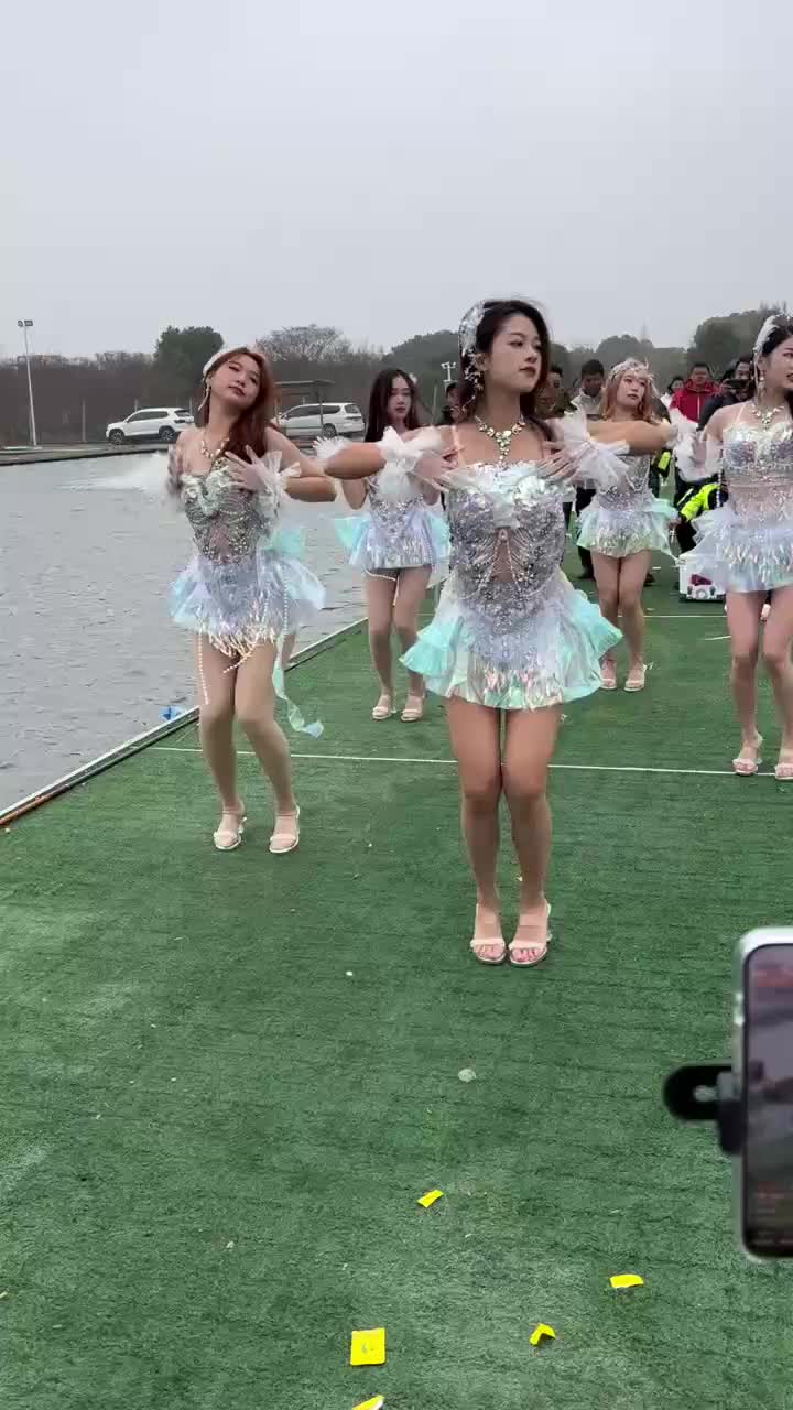 轻松一刻：属于打工人自己的圣诞树，你觉得应景吗