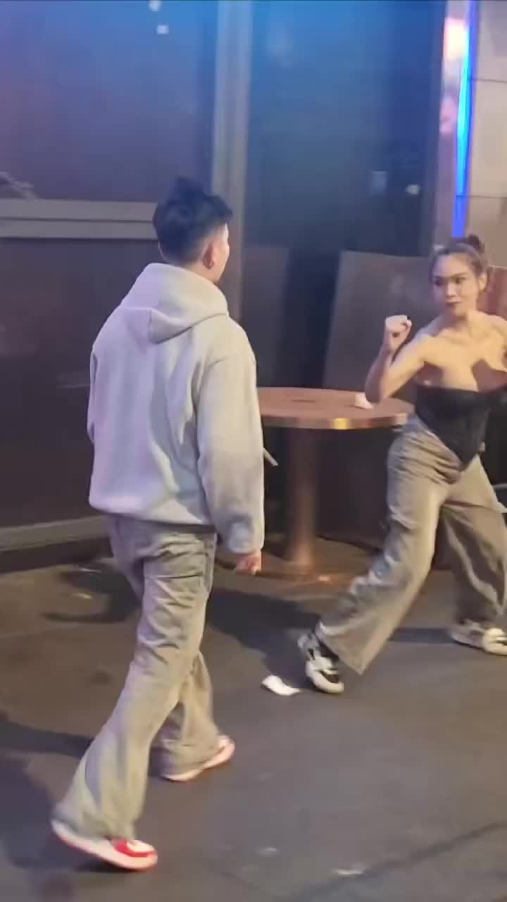 轻松一刻：跨年请注意，不要跨到别人身上