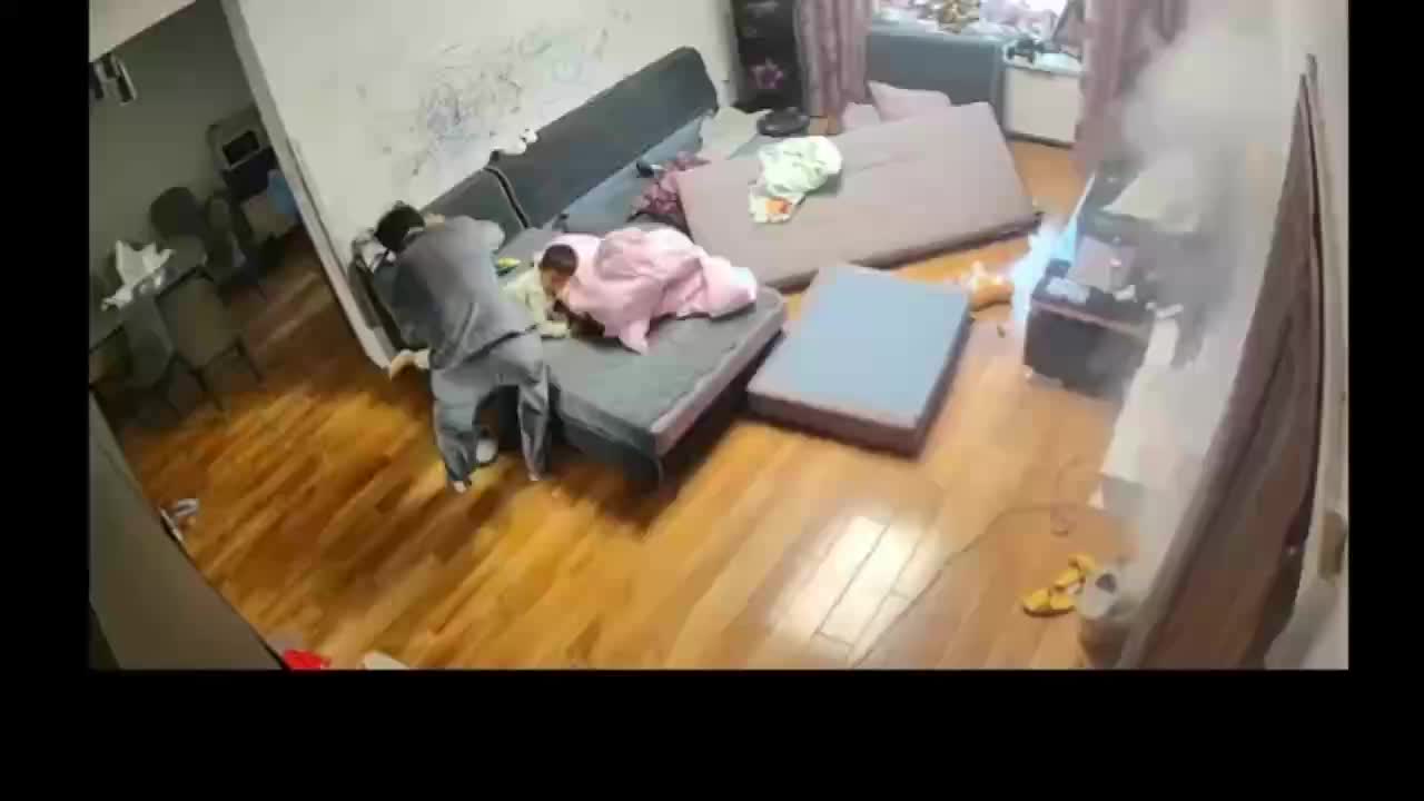 轻松一刻：男孩烧纸为生病父亲取暖，真大孝子