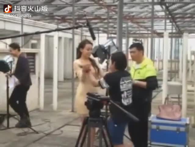 轻松一刻：多吃点吧！吃胖了显得善良