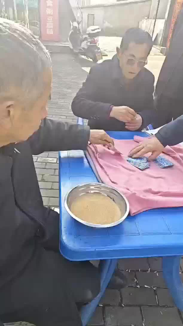 轻松一刻：小学生用门禁打游戏，强者从不抱怨环境