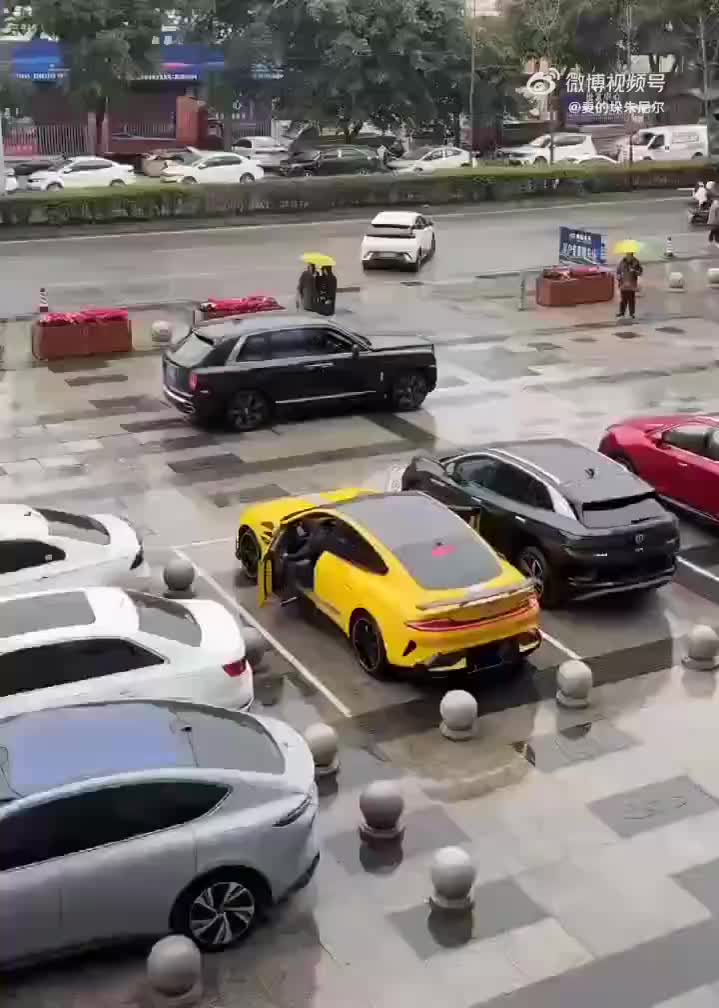 轻松一刻：年轻一定要多拍照片，以后老了还能网恋