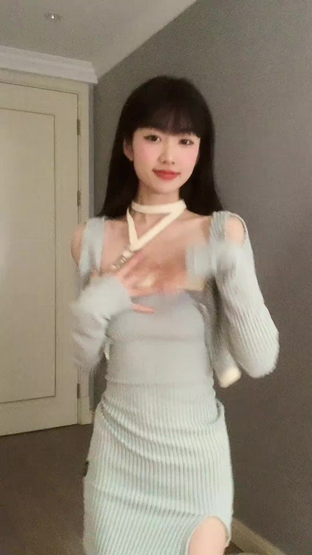 轻松一秒：闺蜜的＂秘密武器＂，可把大爷吓得够呛