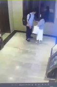 轻松一刻：男子激情破窗跳楼，结果……是个喜剧