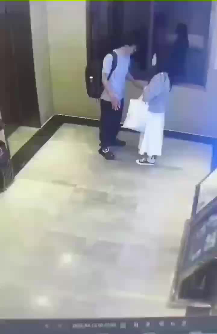 轻松一刻：男子激情破窗跳楼，结果……是个喜剧