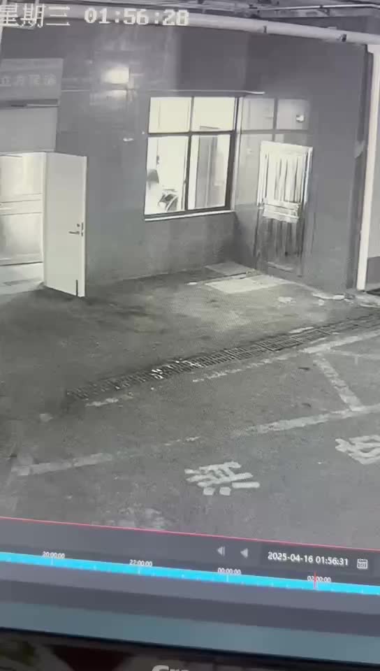 轻松一刻：男子激情破窗跳楼，结果……是个喜剧
