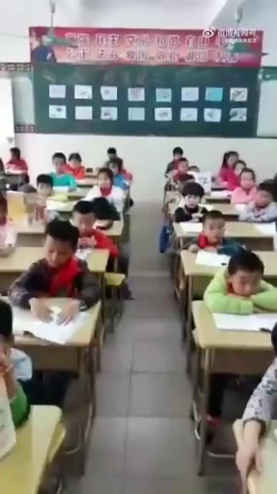 轻松一刻：第一次自己包粽子，这样肯定不会烂吧？