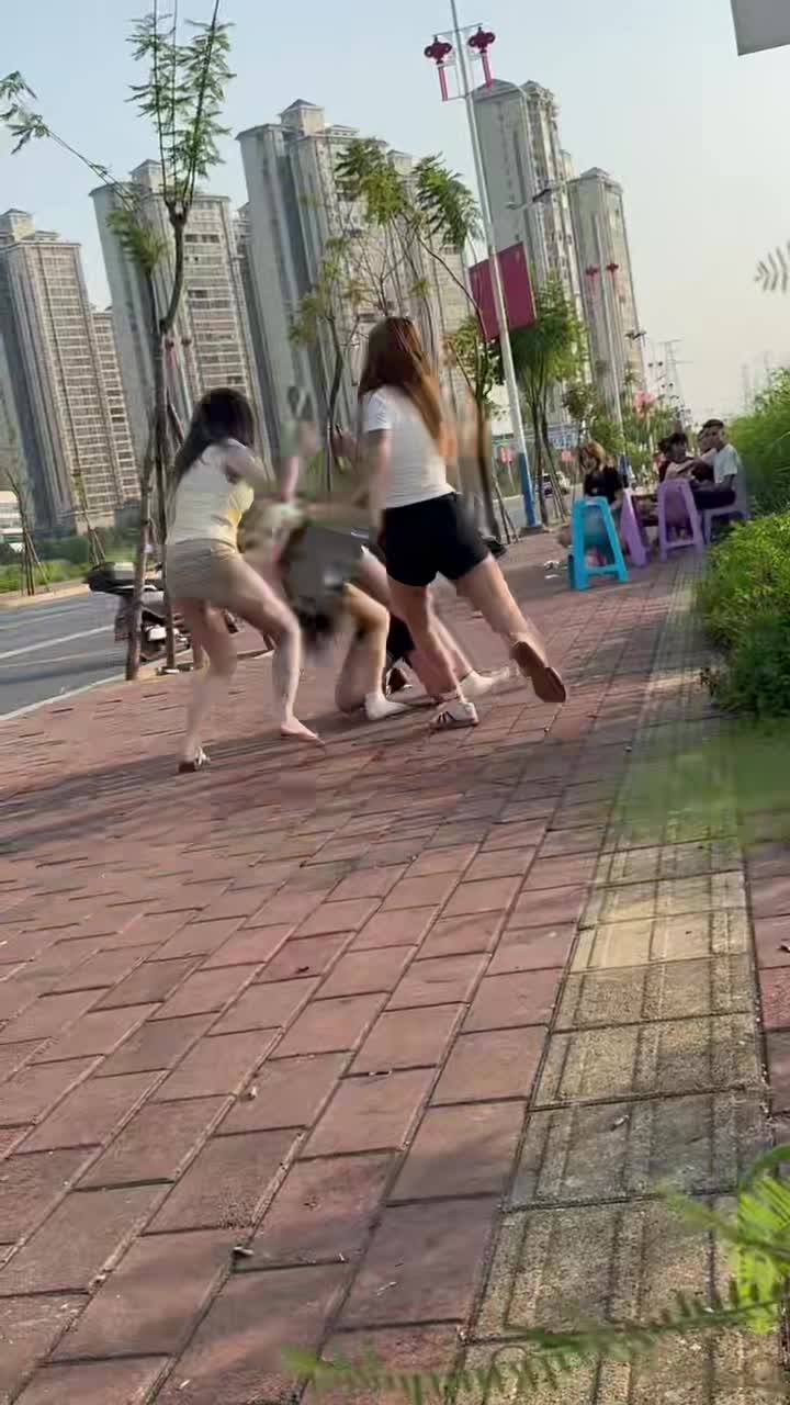 轻松一刻：谁家的老婆啊，不要我就拾走了