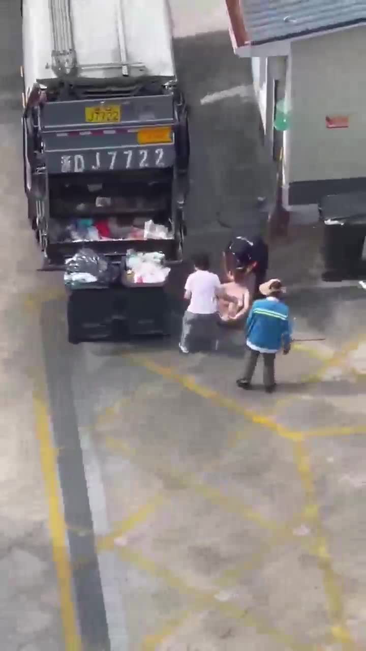 轻松一刻：勇敢还不够，有钱才能先享受世界