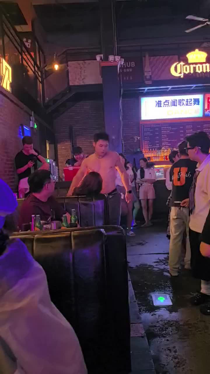 轻松一刻:19岁KTV上班94天赚12万8?什么起号方式?