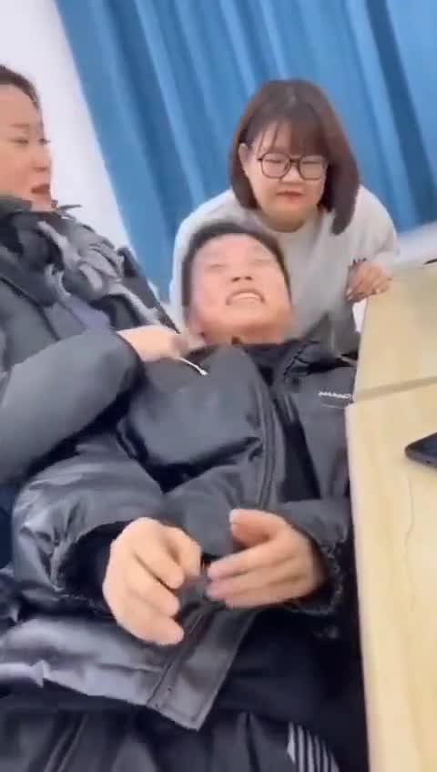 轻松一刻：第一次开车，扎啤杯亮了是啥意思？