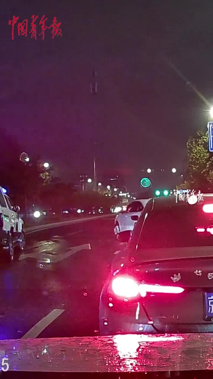 轻松一刻：你若不想熬夜，只能和手机分房睡