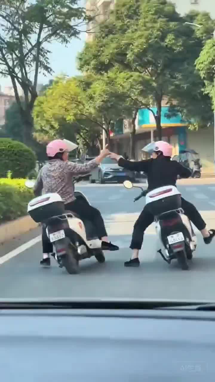 轻松一刻：母女嫁给父子俩，将来的孩子该怎么叫