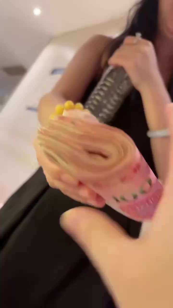 轻松一刻：女同事来做客，一直看电视怎么回事？