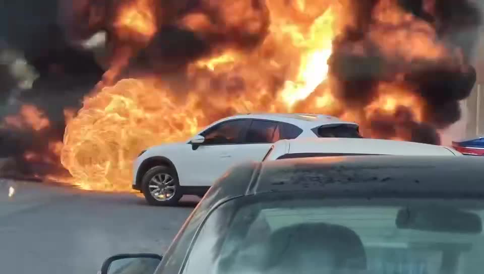 轻松一刻：这烟劲儿大，兄弟我给你点上！