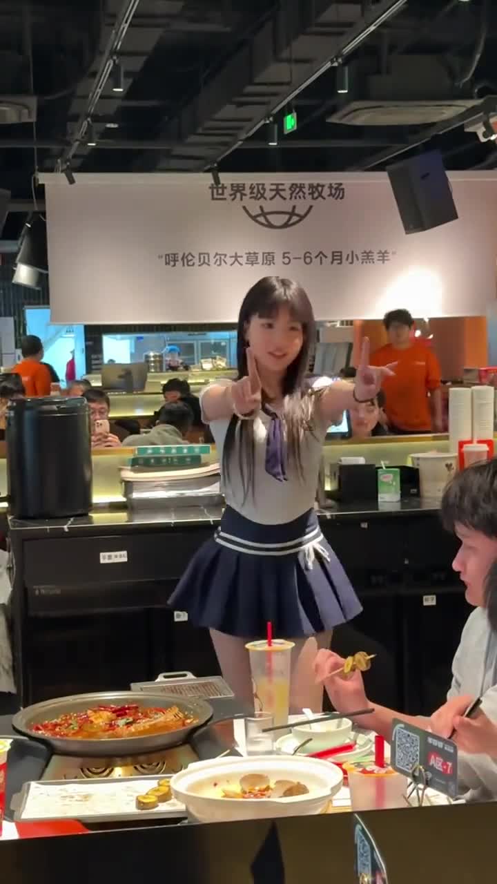 轻松一刻：这烟劲儿大，兄弟我给你点上！